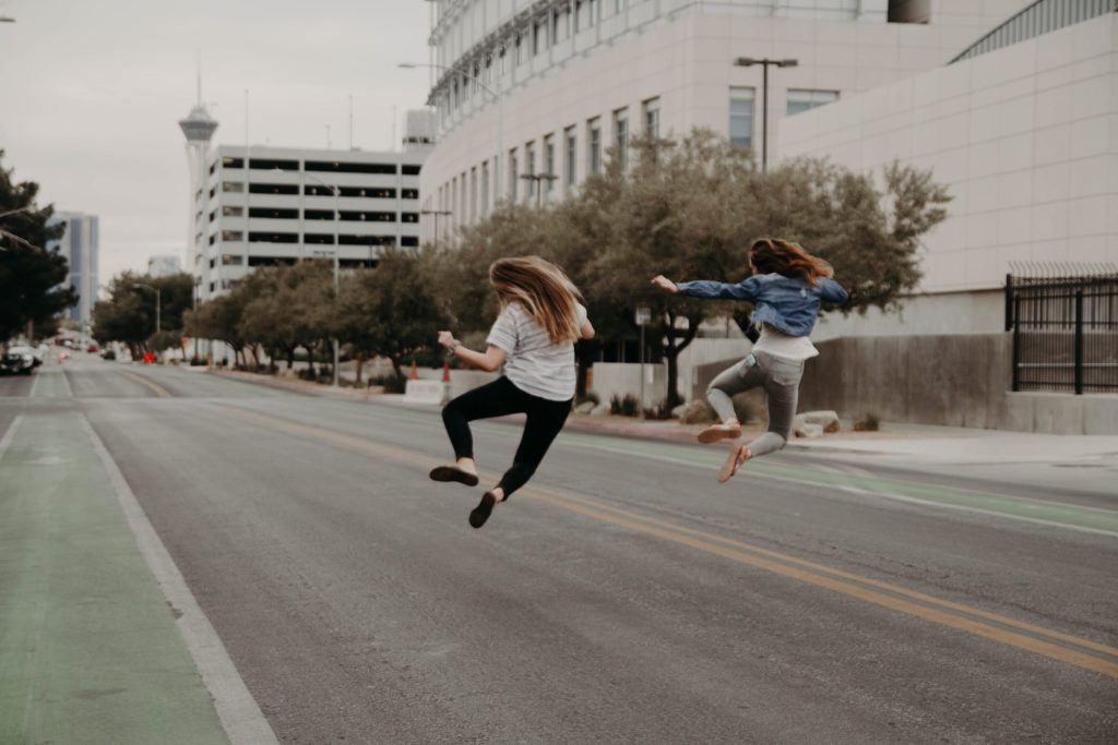 El bienestar de los empleados es el mejor ROI empresarial neonbrand 87EqZAWN v8 unsplash scaled