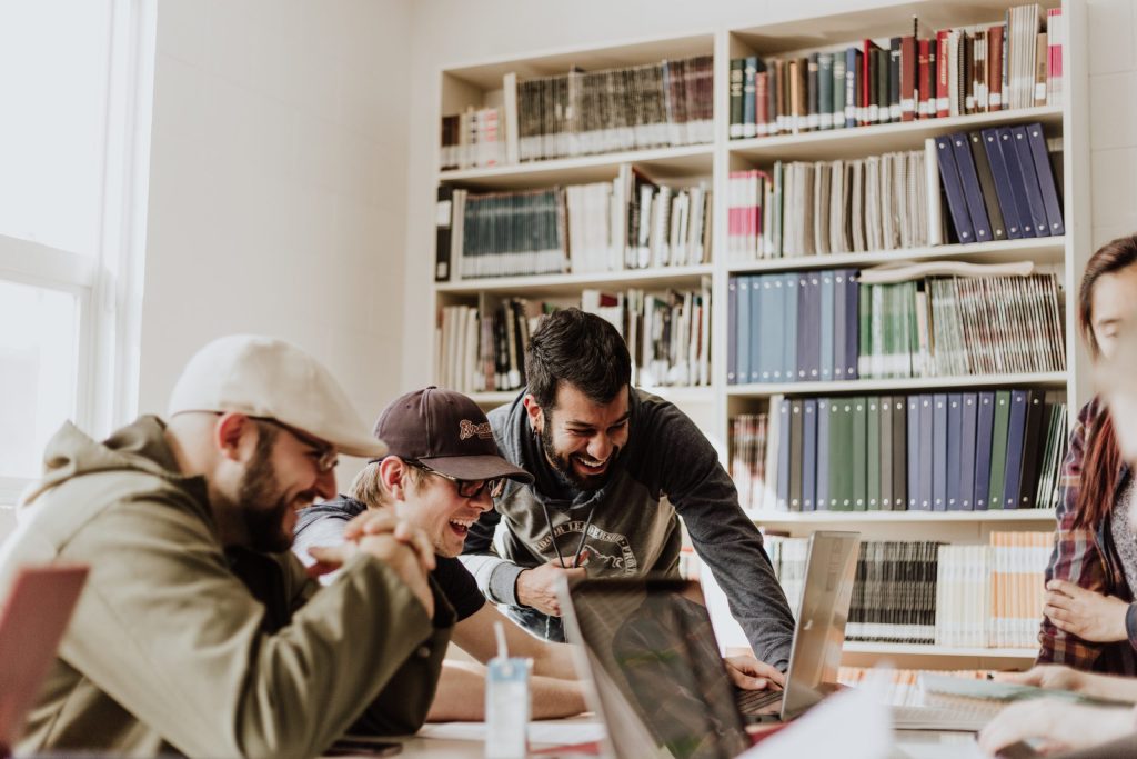 Descubre las claves de la Felicidad Laboral priscilla du preez XkKCui44iM0 unsplash scaled