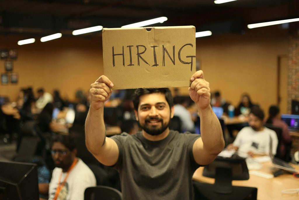 Cómo las soft skills están transformando la contratación y el éxito empresarial hitesh choudhary u7r VFdvQk8 unsplash scaled