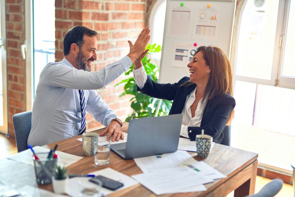 Transforma tu cultura empresarial: potencia los valores y el compromiso del equipo con Alegroterapia krakenimages 376KN ISplE unsplash