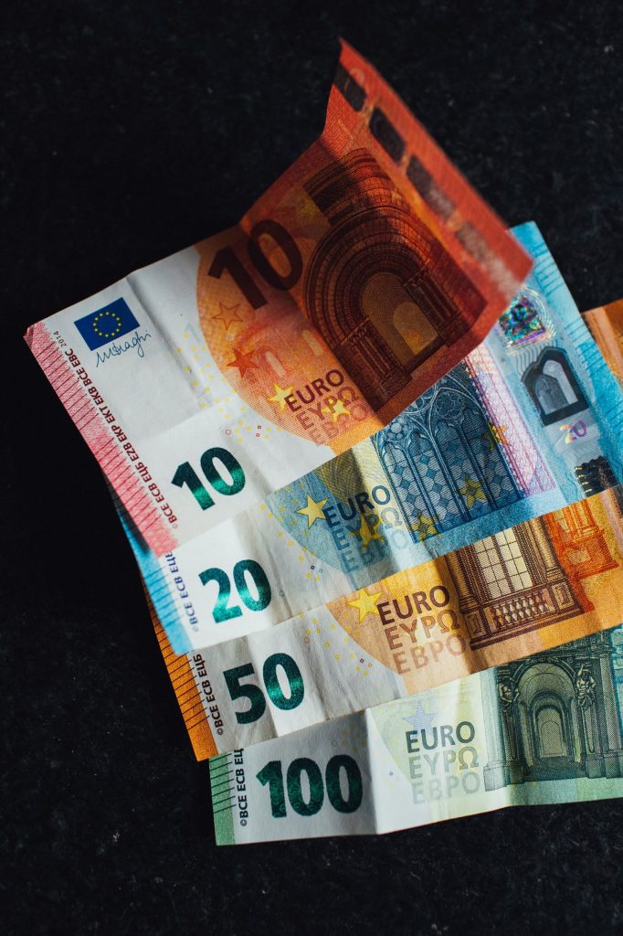 Cómo el salario emocional potencia el bienestar corporativo: estrategias clave para Directivos y RRHH markus spiske SXnfy2nnPUE unsplash scaled