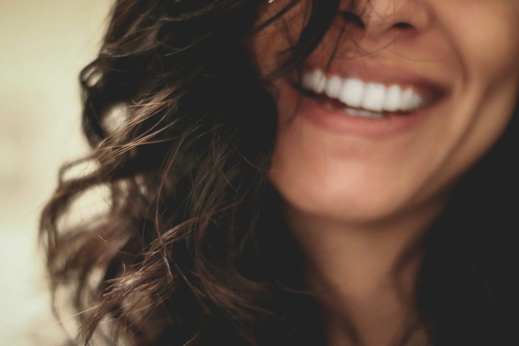 Hackea tu cerebro con una sonrisa falsa (Sí, FALSA) lesly juarez 1AhGNGKuhR0 unsplash scaled