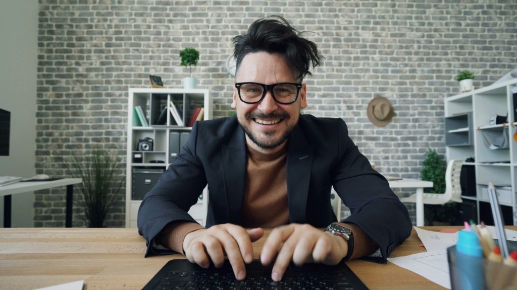 ¿Odiando la vuelta al trabajo? Descubre cómo transformar tu rutina laboral en 2025 vitaly gariev Q0EHZjM8gvk unsplash scaled