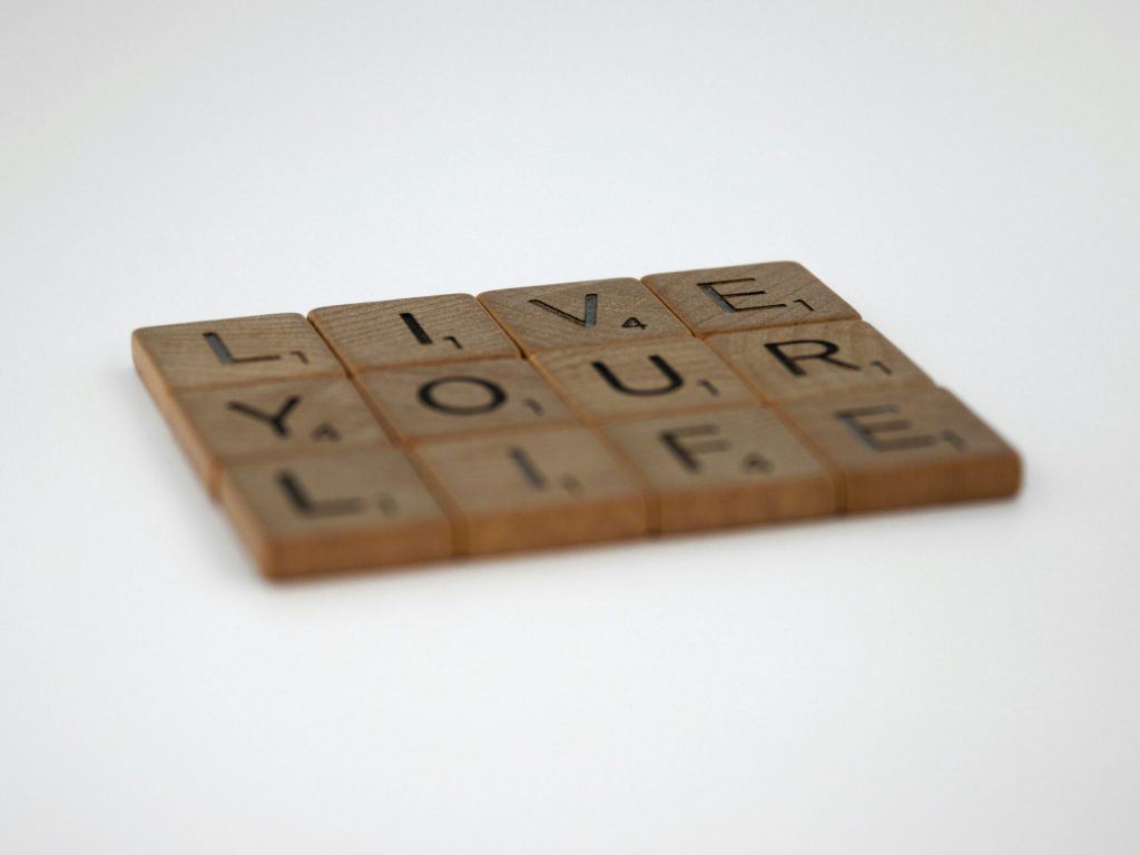 5 arrepentimientos al final de la vida: cómo vivir una vida con sentido a close up of a game about sense of life