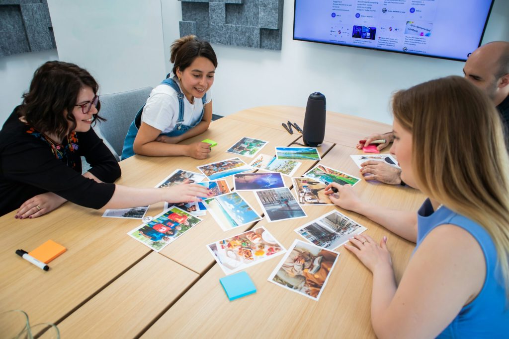 Equipo trabajando en grupo con dinámicas visuales para evaluar riesgos psicosociales en la empresa