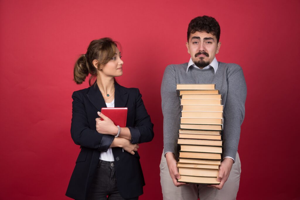 Personas resolutivas: lo que tu empresa realmente necesita Persona resolutiva trabajando y ejecutando soluciones en equipo